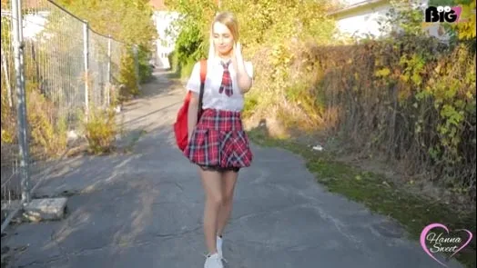 Teen posiert nach der Schule nackt vor der Webcam & sucht private Sextreffen